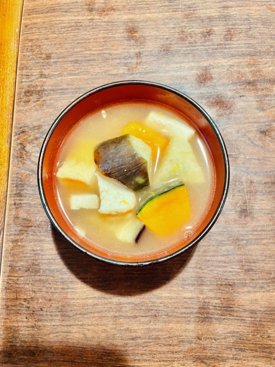 揚げ茄子と南瓜と厚揚げのお味噌汁の画像