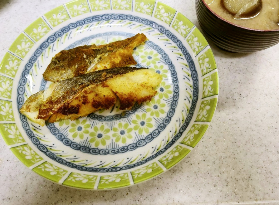 鱈のカレー炒め＆茄子とキャベツの味噌汁の画像