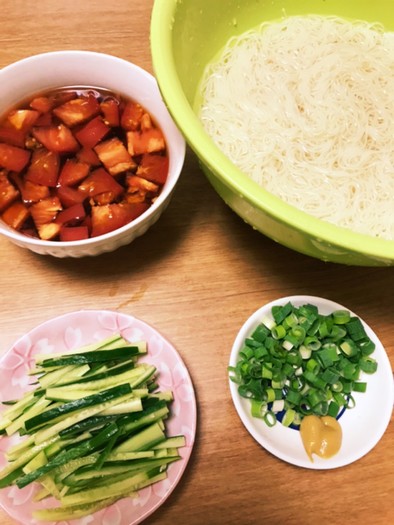冷やし中華風トマトつゆで素麺の写真