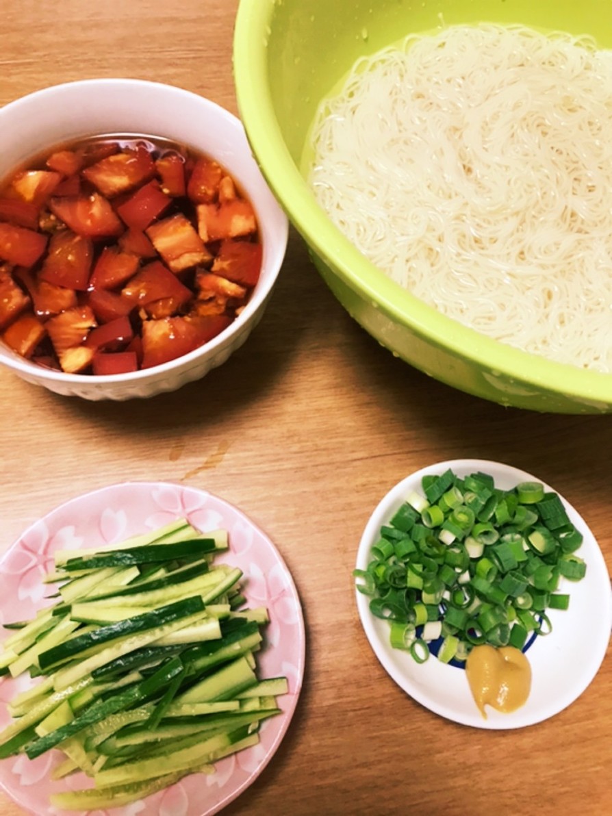 冷やし中華風トマトつゆで素麺の画像