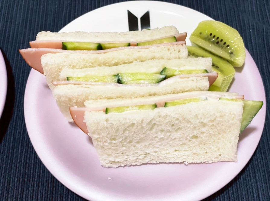 ハム、きゅうりサンドイッチの画像