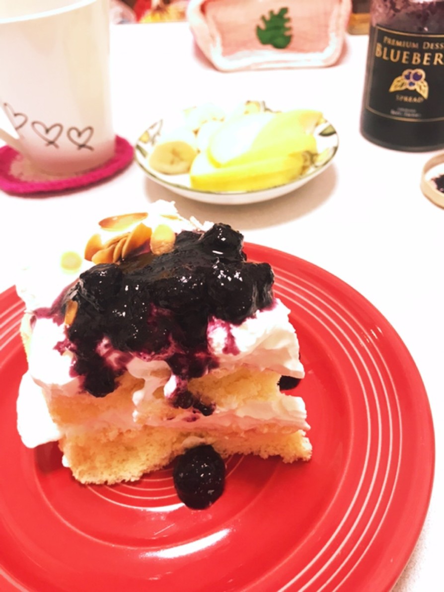ブルーベリージャムの生クリームケーキの画像