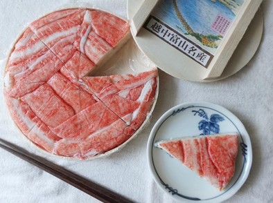 「ますのすし」の木枠でカニカマの押し寿司の写真