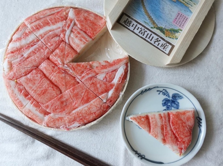 「ますのすし」の木枠でカニカマの押し寿司の画像
