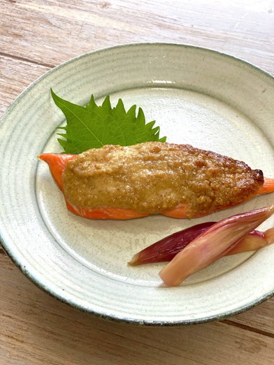【塗って焼くだけ】鮭のごまマヨ焼きの写真