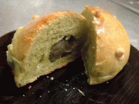 抹茶餡とホワイトチョコの和洋パン