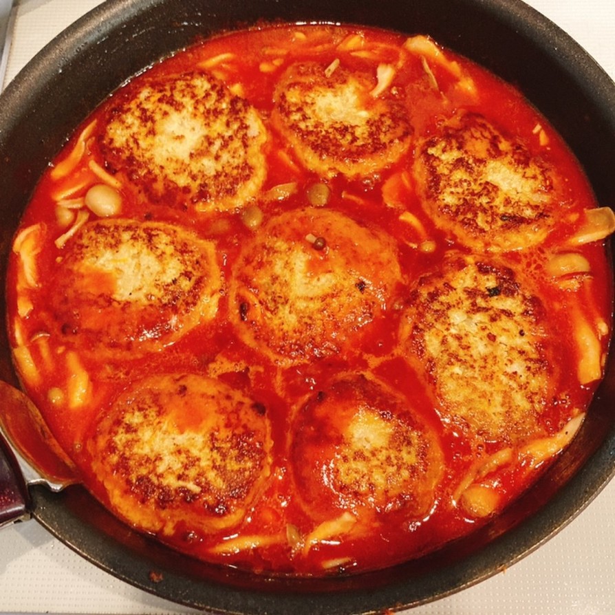 トマトジュースで作る煮込みハンバーグの画像