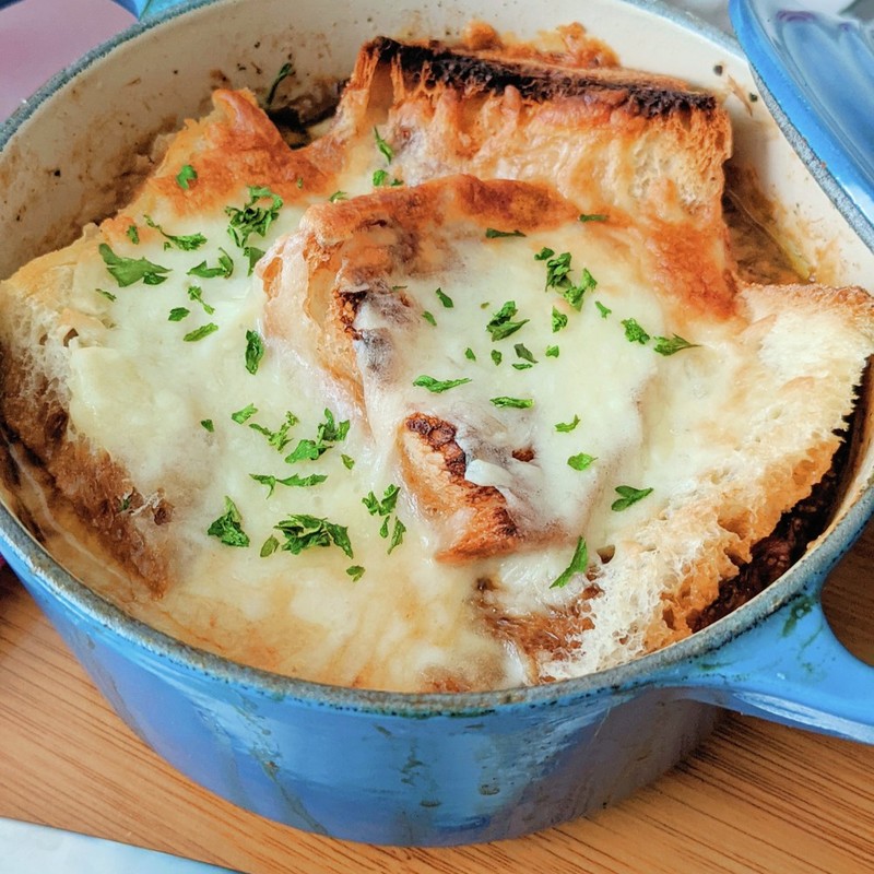 スロークッカーフレンチオニオンスープのレシピ