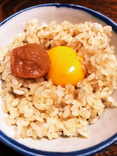 卵かけご飯　梅干しの写真