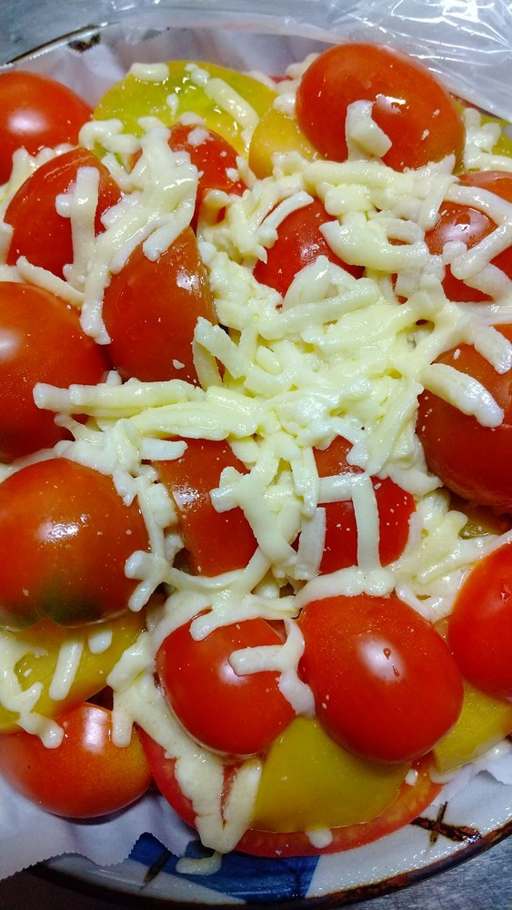 とろけるチーズとトマトの画像