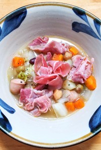 ガルビュール◎豆と野菜と生ハムのスープ
