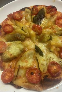 焼き茄子とモッツァレラチーズのピッツァ