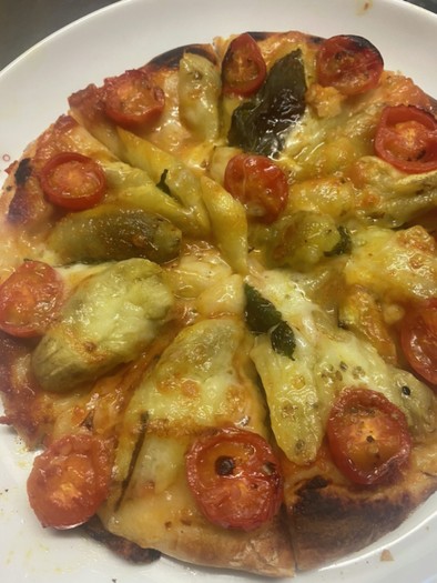 焼き茄子とモッツァレラチーズのピッツァの写真