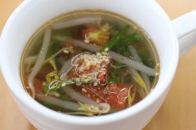 ニラとトマトの中華風スープの写真