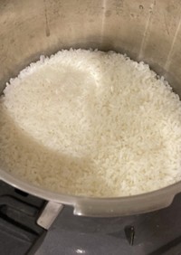 前日下準備した無洗米を圧力鍋で炊く
