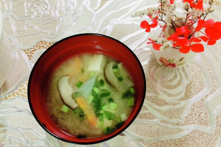 玉ねぎ 椎茸 豆腐のお味噌汁 レシピ 作り方 By Laufen1113 クックパッド 簡単おいしいみんなのレシピが360万品