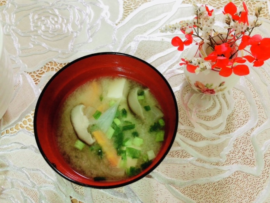 玉ねぎ、椎茸、豆腐のお味噌汁の画像
