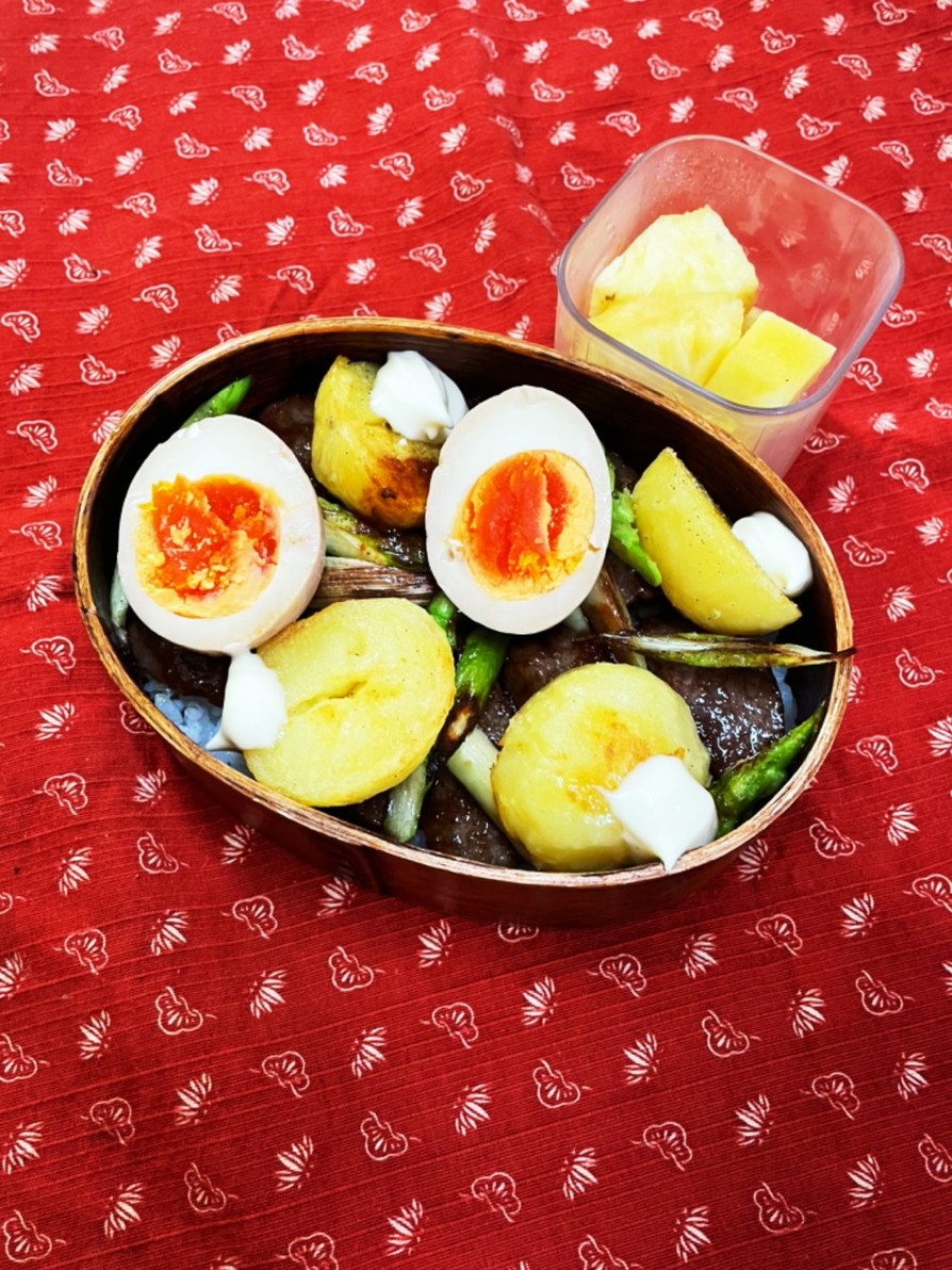 焼肉と焼き野菜と漬け卵のお弁当の画像