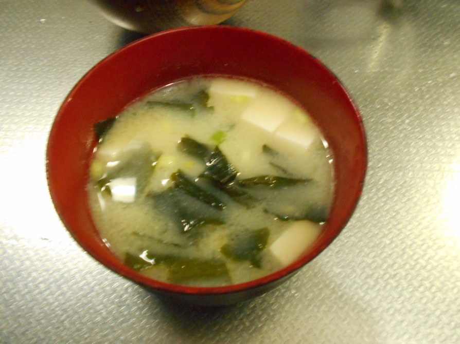 豆腐とわかめの味噌汁の画像