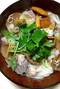 うどんで作る鯖缶となめこのフォー風