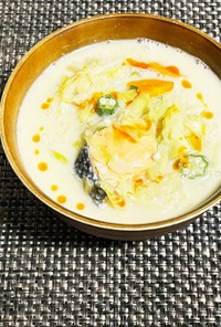 鮭とキャベツの坦々豆乳スープ