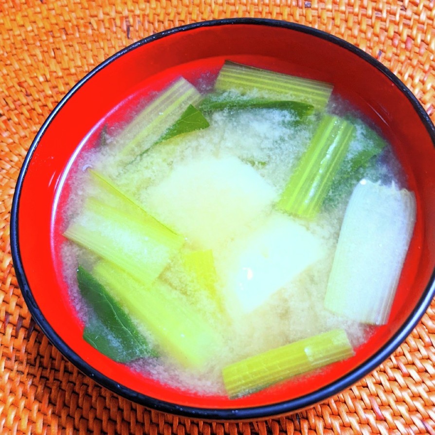 小松菜とじゃがいもの味噌汁の画像