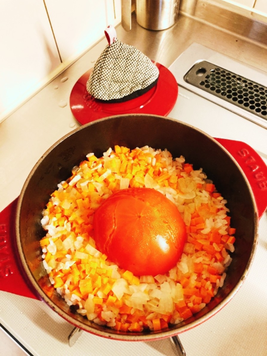 ツナ缶でトマト丸ごと炊き込みご飯の画像