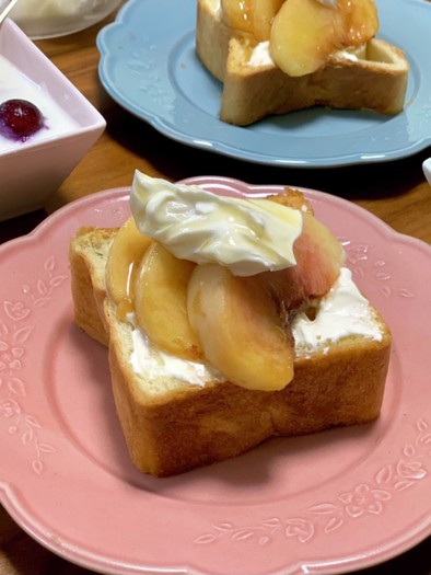 桃とマスカルポーネ蜂蜜のトーストの写真