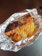 鮭とジャガイモのハーブマヨオリーブ油焼きの写真