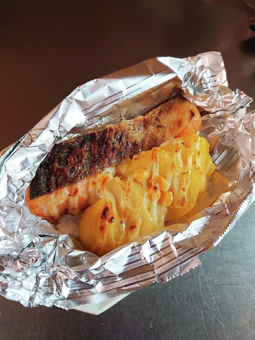 鮭とジャガイモのハーブマヨオリーブ油焼きの画像