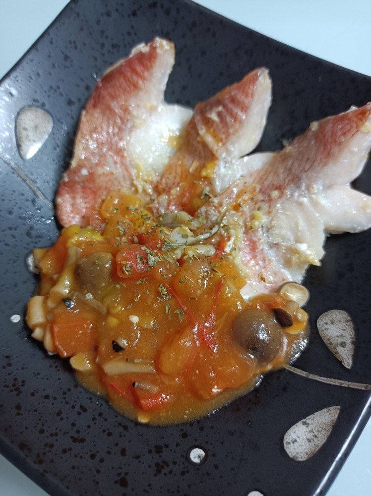 白身魚のトマトソースかけの画像