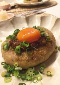 鯖缶豆腐ハンバーグ 麻辣卵黄ダレ