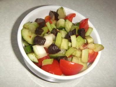 野菜と黒にんにくのさっぱりおつまみサラダの写真