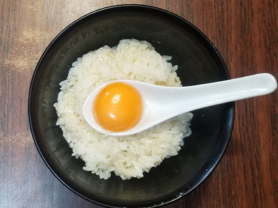 卵かけご飯と卵の割り方の画像