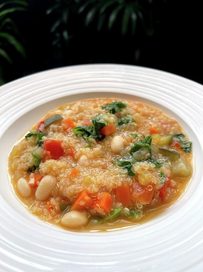 キヌアと野菜のスープの画像