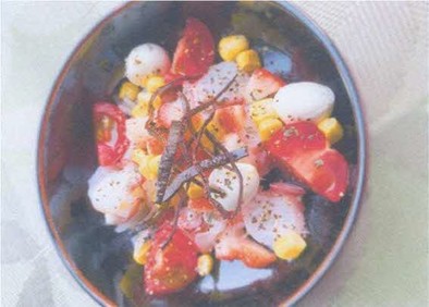 イチゴとタコのカルパッチョ　揚げ昆布添えの写真