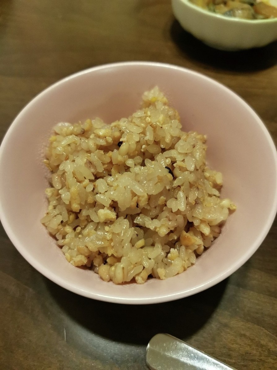 雑穀米で生姜と鶏そぼろの炊き込みご飯の画像