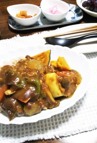 玄米ご飯と サバ缶夏野菜カレー