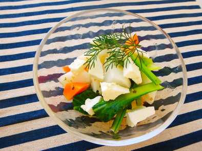 フェタチーズの旬野菜サラダの写真