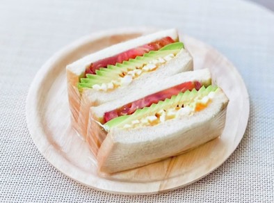 アボカドとトマトとゆで玉子のサンドイッチの写真