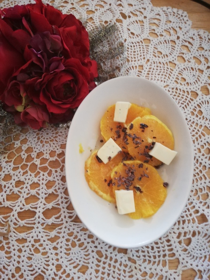 オレンジとカカオニブとチーズのサラダの画像