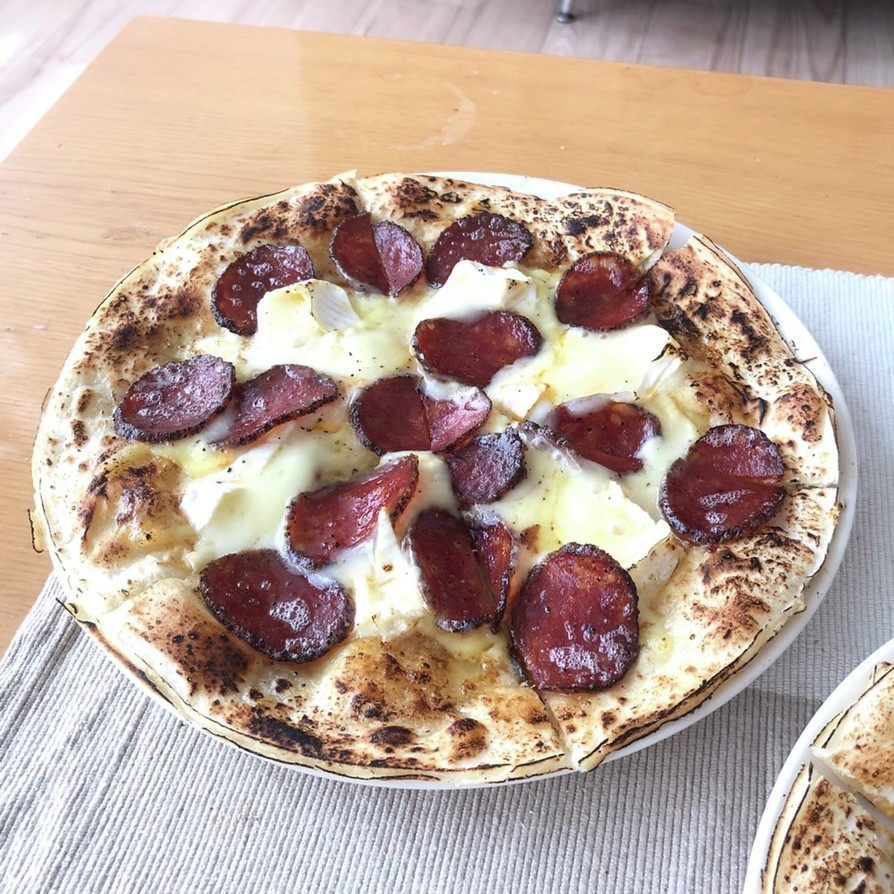 サラミとカマンベールのピザの画像