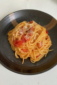 レンジでトマトとベーコンのパスタ