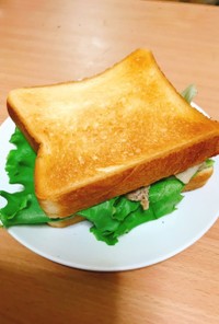 豚肉の焼きサンドイッチ