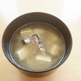 旨味凝縮！豆腐とイワシ丸干しのお味噌汁