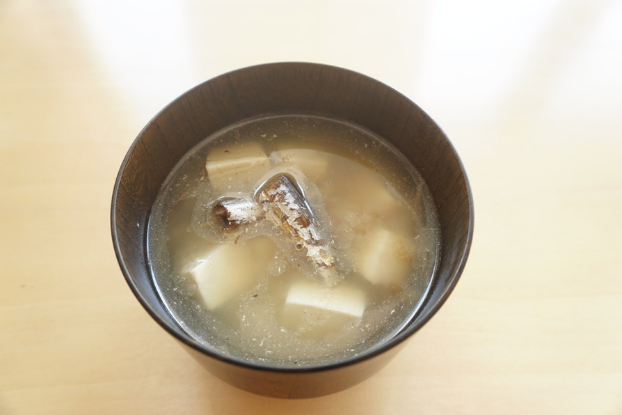 旨味凝縮！豆腐とイワシ丸干しのお味噌汁の画像