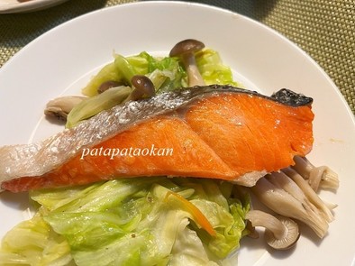 塩鮭と野菜の酒蒸しの写真
