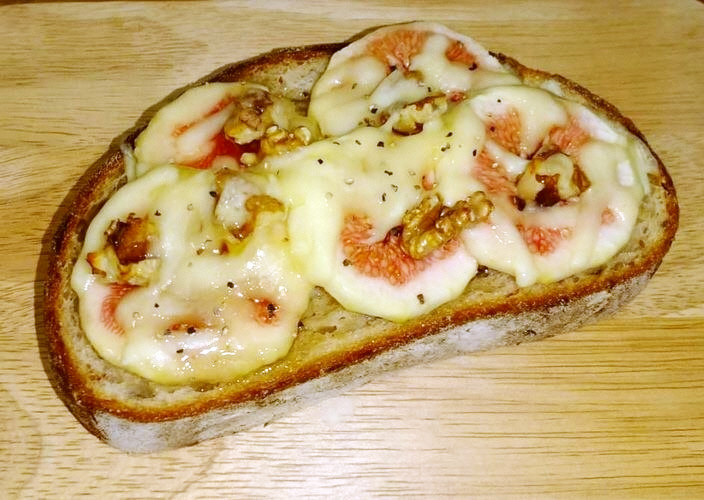 ブリーチーズ、ハム、イチジクのジャムトーストのレシピ