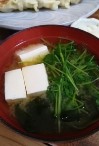豆腐と豆苗とわかめの味噌汁！