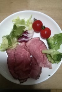 肉と野菜の盛り付け